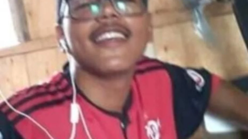 Jovem sai para esperar mãe em ponto de ônibus, mas desaparece misteriosamente em Manaus