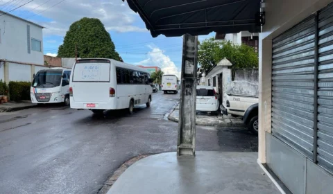 Bandidos em carro “Uber” assaltam comércio no bairro Japiim 2; Veja vídeos