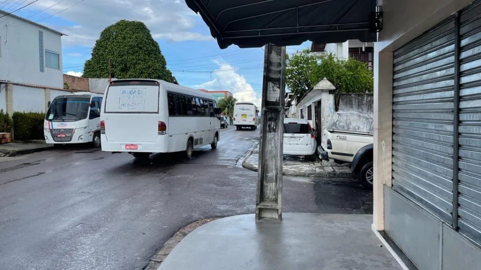 Bandidos em carro “Uber” assaltam comércio no bairro Japiim 2; Veja vídeos