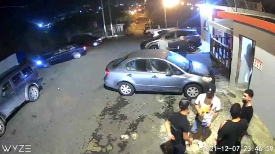 VEJA VÍDEO de 5 amigos sendo metralhados por criminosos durante reunião