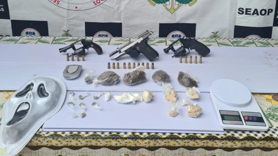 Homens são presos em Ramal no Iranduba portando armas e drogas.