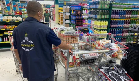 Após denúncia de requeijão vencido, 169 Kg de produtos são apreendidos em supermercado de Manaus