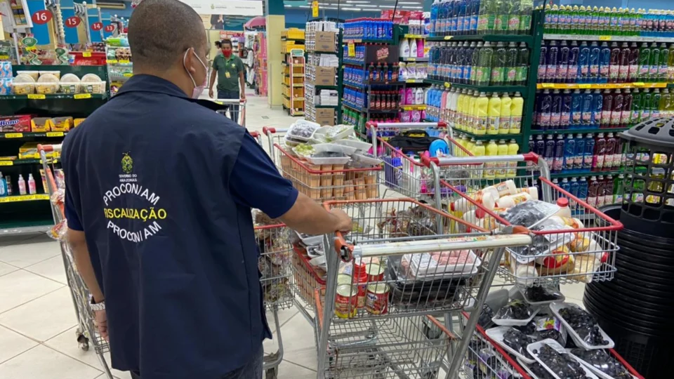 Após denúncia de requeijão vencido, 169 Kg de produtos são apreendidos em supermercado de Manaus
