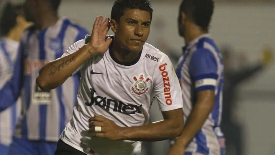Oito anos depois, Paulinho retorna ao Corinthians para reforçar o time:  “O guerreiro está de volta”