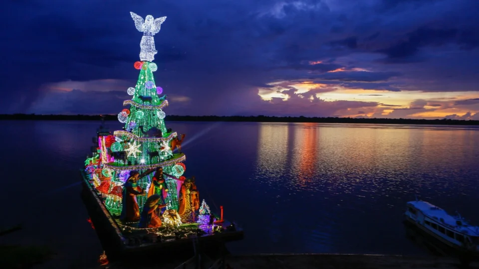 Presépio flutuante inicia visita às comunidades ribeirinhas