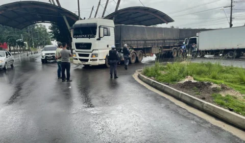 VEJA VÍDEO; Acidente entre carreta bitrem e baú na Barreira deixa um ferido