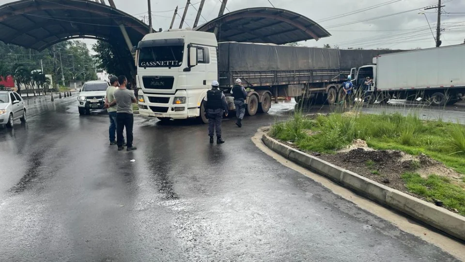 VEJA VÍDEO; Acidente entre carreta bitrem e baú na Barreira deixa um ferido