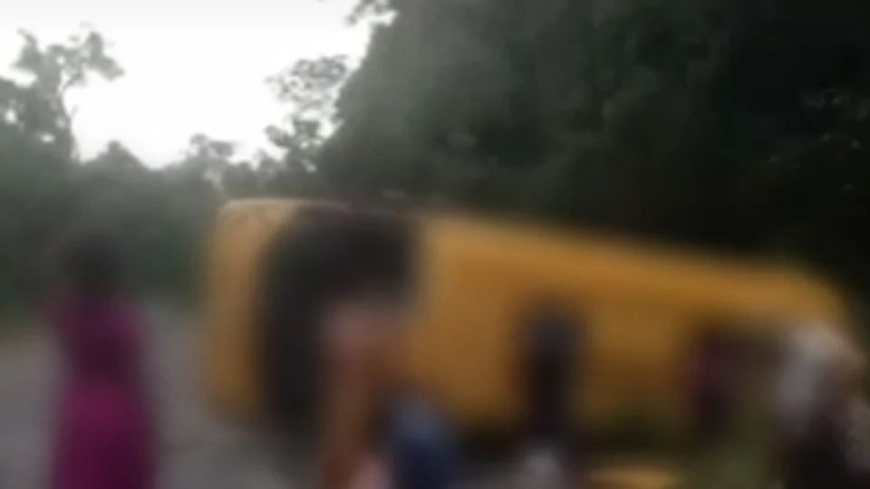 Dois mortos e vários feridos em grave acidente com ônibus em  Novo Airão; VÍDEO