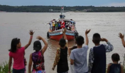 Com Papai Noel em barco, magia do Natal chega ao interior do Amazonas