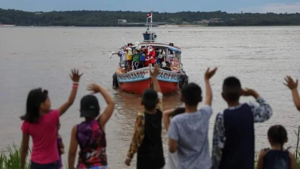 Com Papai Noel em barco, magia do Natal chega ao interior do Amazonas