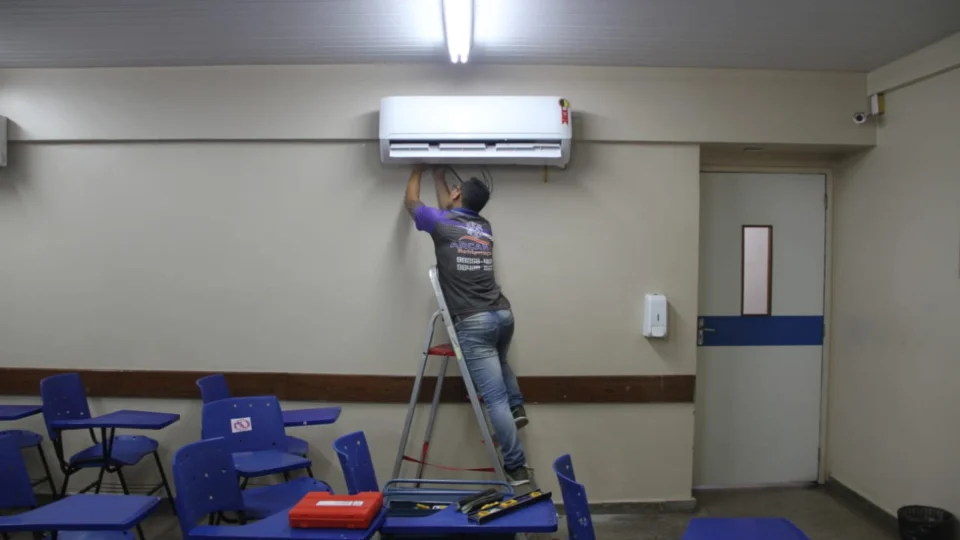 Escolas estaduais do AM recebem aparelhos de ar-condicionado entregues pelo Governo do Estado