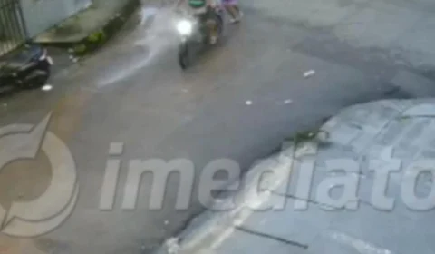 VÍDEO; Veja o momento em que assassinos chegam em moto para executar barbeiro venezuelano no Alvorada 2