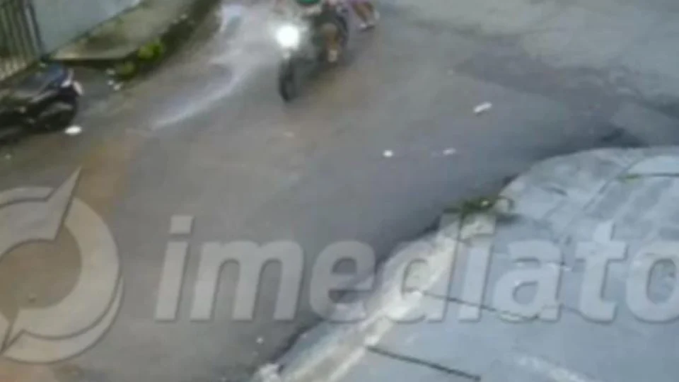VÍDEO; Veja o momento em que assassinos chegam em moto para executar barbeiro venezuelano no Alvorada 2