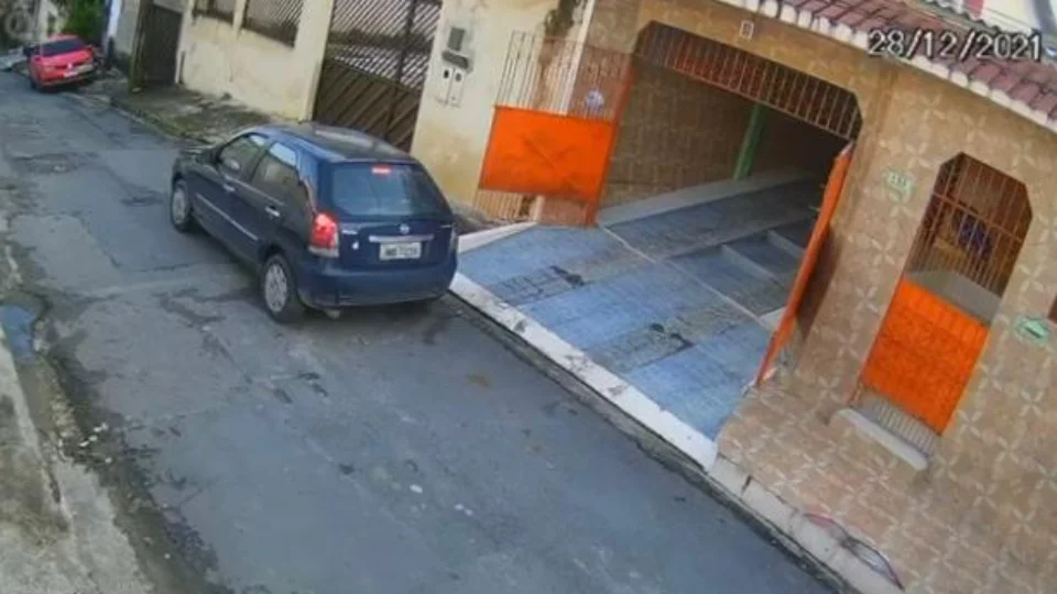 Assaltantes invadem casa  de enfermeira e fazem arrastão ; Veja vídeos