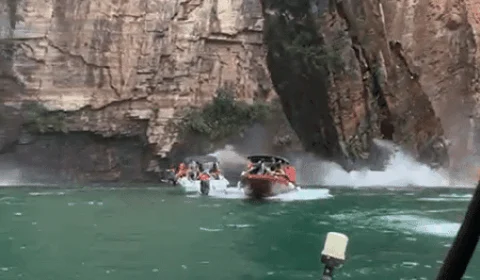 Deslizamento de pedras em cânions de Furnas em Capitólio atingem embarcações; veja vídeo