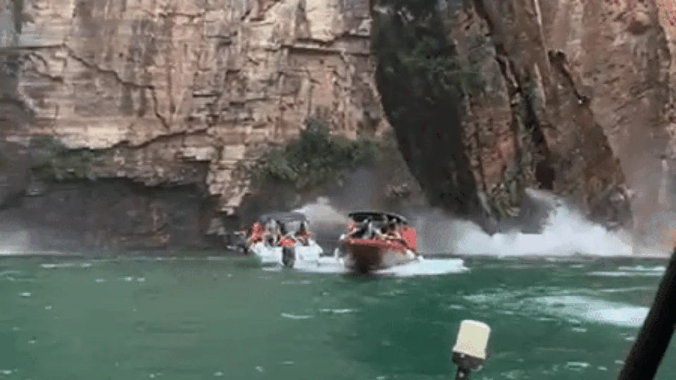 Deslizamento de pedras em cânions de Furnas em Capitólio atingem embarcações; veja vídeo