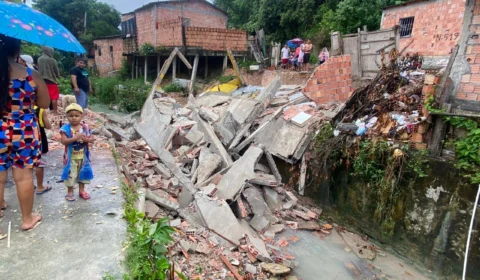 VEJA VÍDEO: Casa de dois andares desaba na comunidade Fazendinha após forte chuva em Manaus