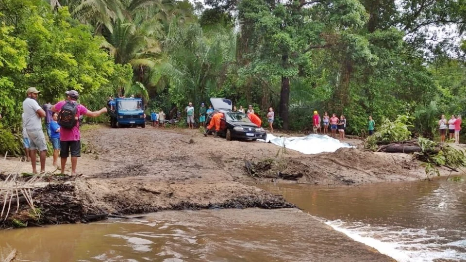 Cinco pessoas da mesma família morrem após carro cair em riacho no Piauí