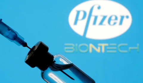 Pfizer: vacina específica contra Ômicron é cenário mais provável