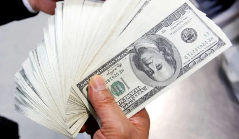 Dólar tem maior alta em dois meses e fecha a R$ 5,66