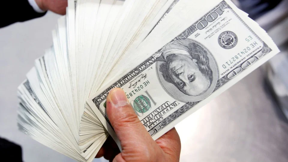 Dólar tem maior alta em dois meses e fecha a R$ 5,66