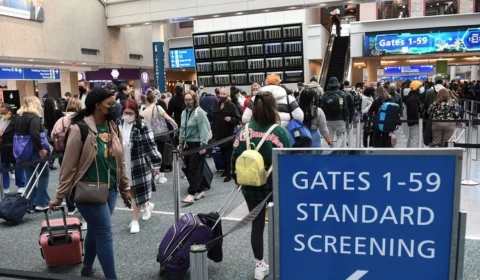 Autoridade dos EUA alerta que Ômicron pode sobrecarregar hospitais