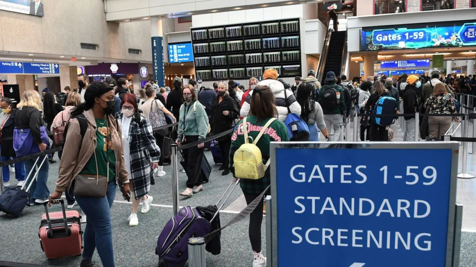 Autoridade dos EUA alerta que Ômicron pode sobrecarregar hospitais