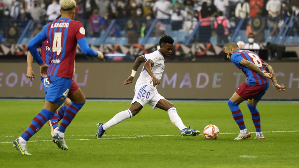 Real Madrid vence Barcelona e vai à final da Supercopa da Espanha