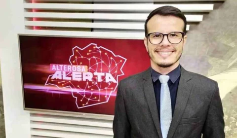 Apresentador tem mal súbito e desmaia ao vivo durante jornal; veja vídeo