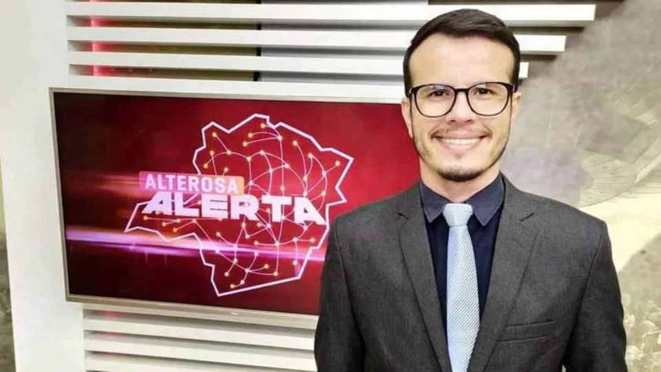 Apresentador tem mal súbito e desmaia ao vivo durante jornal; veja vídeo