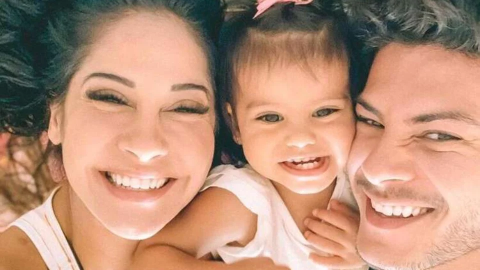 Filha de Arthur Aguiar e Maíra Cardi  é internada na UTI com parada respiratória