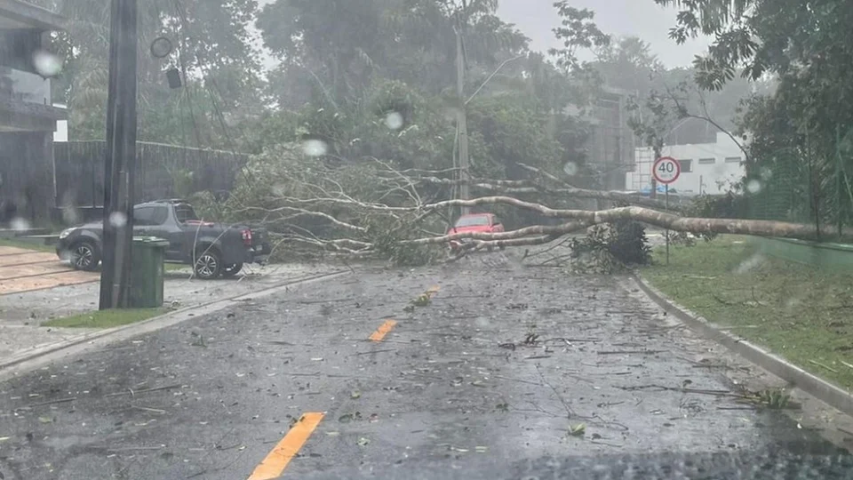 Temporal causa interrupção de energia e abastecimento de água tratada fica comprometido