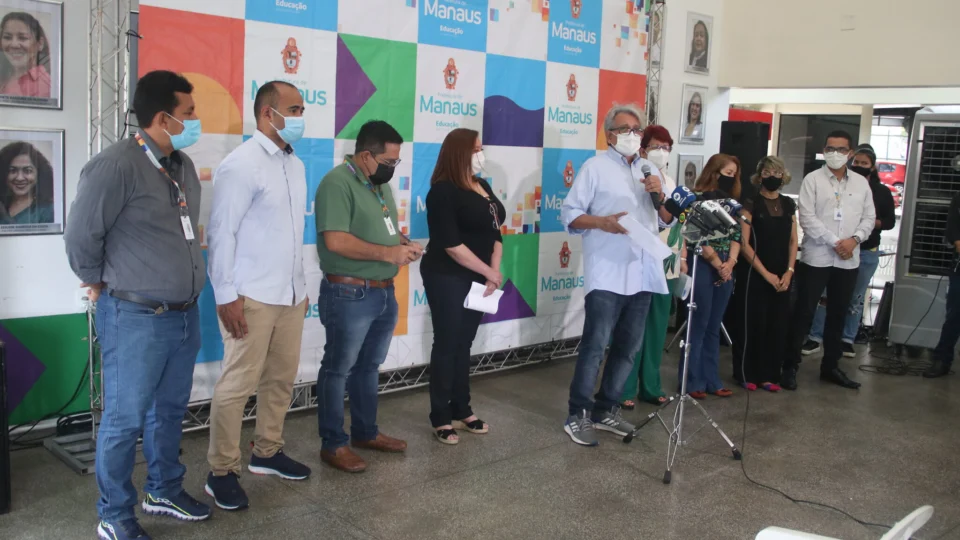 Alunos da rede municipal de ensino retornam dia 7 de fevereiro de forma presencial, afirma Pauderney Avelino