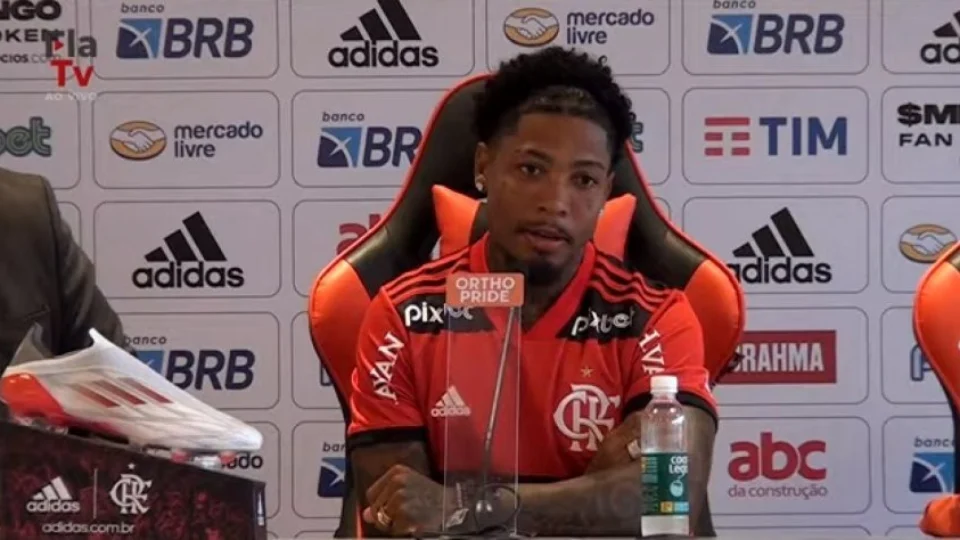 Jogador Marinho é apresentado no Flamengo