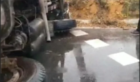 Motorista de caçamba fica ferido após colidir com poste na zona Leste