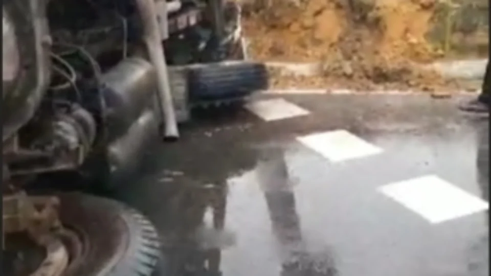 Motorista de caçamba fica ferido após colidir com poste na zona Leste