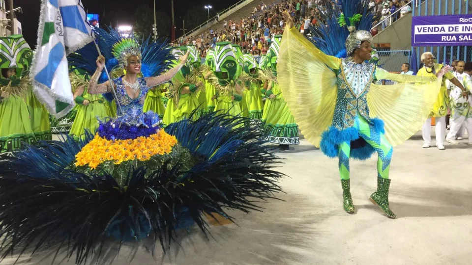 Lei transforma mestre-sala e porta-bandeira em patrimônio do Rio