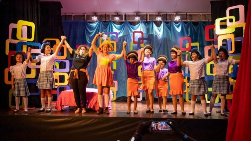 Bolsas de iniciação teatral para diversas faixas etárias estão com inscrições abertas em Manaus