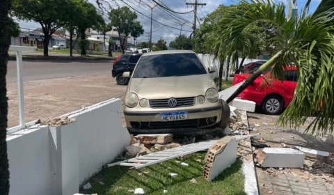 Motorista bêbado causa acidente e destrói muro de delegacia