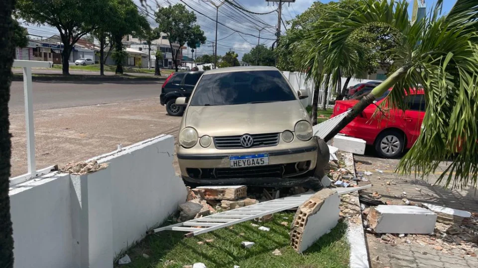 Motorista bêbado causa acidente e destrói muro de delegacia