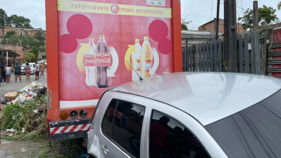 Caminhão desgovernado deixa mulher ferida e dois carros destruídos