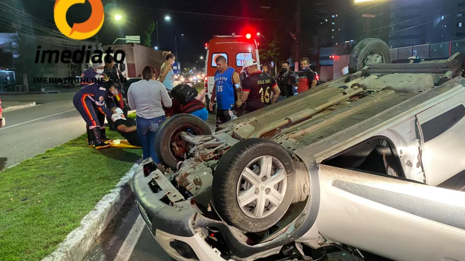 Motorista de aplicativo capota carro na Efigênio Salles e passageira fica ferida