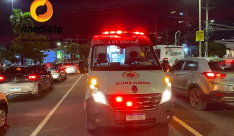 Mulher fica ferida após ser atropelada por motoqueiro na André Araújo