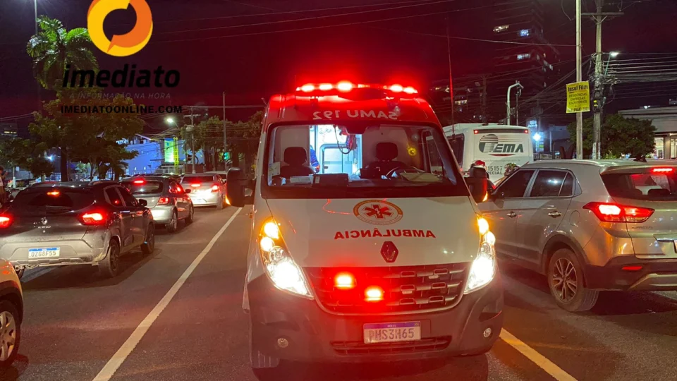 Mulher fica ferida após ser atropelada por motoqueiro na André Araújo