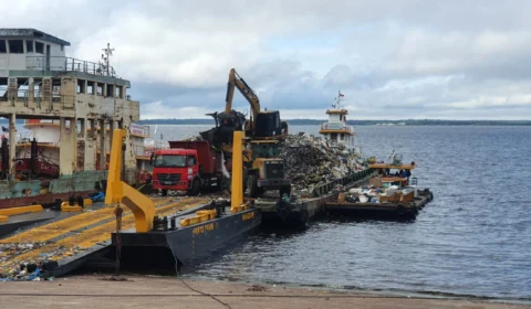 Mais de 700 toneladas de lixo são retiradas de igarapés em Manaus
