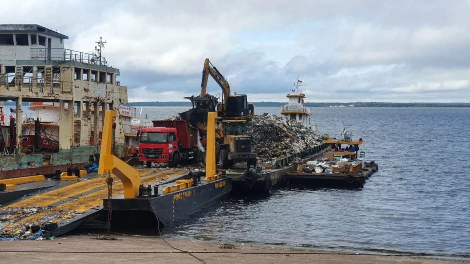 Mais de 700 toneladas de lixo são retiradas de igarapés em Manaus
