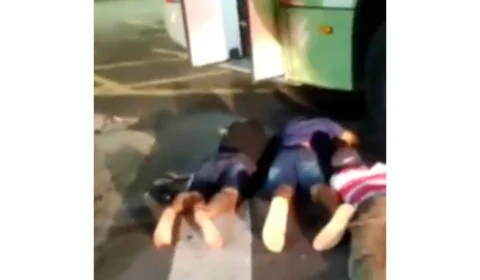 Desesperado, motorista joga ônibus para cima de viatura para escapar de assalto