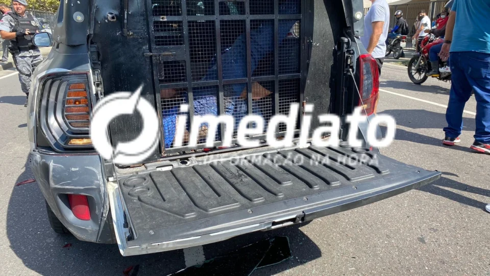 Viatura da Polícia Civil é fuzilada com presos próximo no Fórum Henoch Reis; VÍDEO