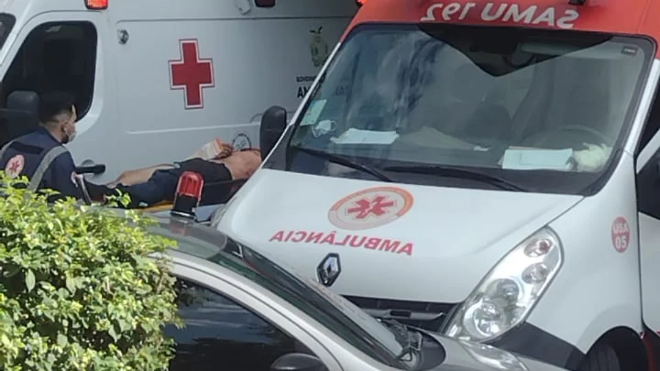 Veja vídeos do momento em que feridos em atentado são socorridos na porta do Fórum