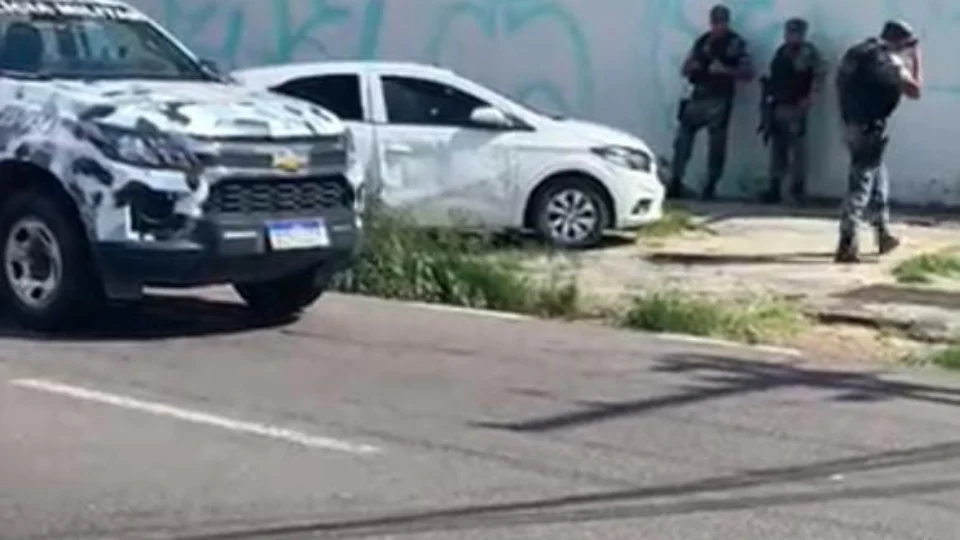 Suspeito de fuzilar viatura da PC é preso e tem carro apreendido tentando sair de Manaus